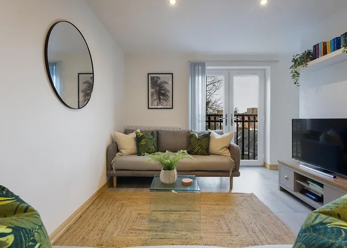 Large, Newly Renovated, Three Bedroom Town Centre Split Level Apartment With Free Parking, Sleeps Seven - Walking Distance To Beach