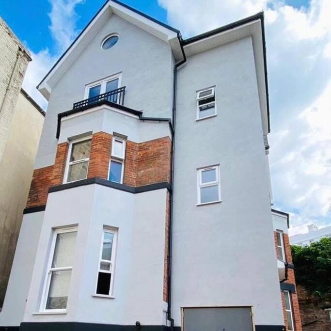 Large, Newly Renovated, Three Bedroom Town Centre Split Level With Free Parking, Sleeps Seven - Walking Distance To Appartement