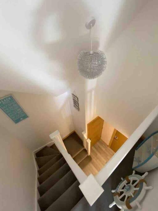 Large, Newly Renovated, Three Bedroom Town Centre Split Level With Free Parking, Sleeps Seven - Walking Distance To Appartement