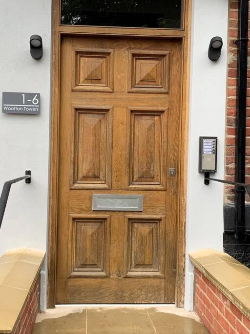 Large, Newly Renovated, Three Bedroom Town Centre Split Level With Free Parking, Sleeps Seven - Walking Distance To