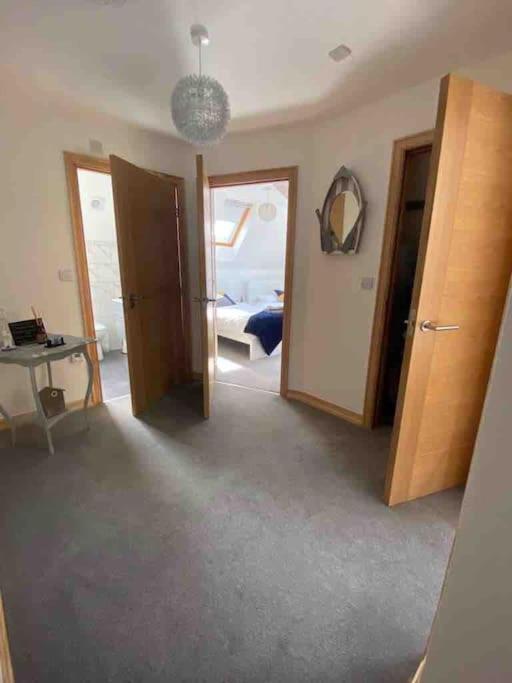 Large, Newly Renovated, Three Bedroom Town Centre Split Level With Free Parking, Sleeps Seven - Walking Distance To Appartement Bournemouth