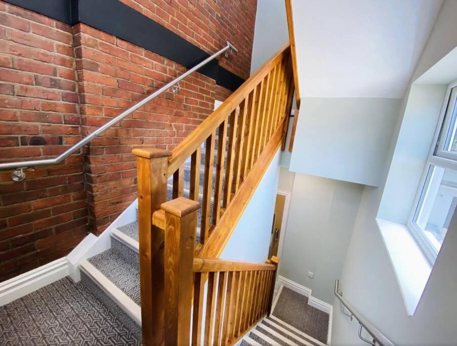 Large, Newly Renovated, Three Bedroom Town Centre Split Level With Free Parking, Sleeps Seven - Walking Distance To Appartement *