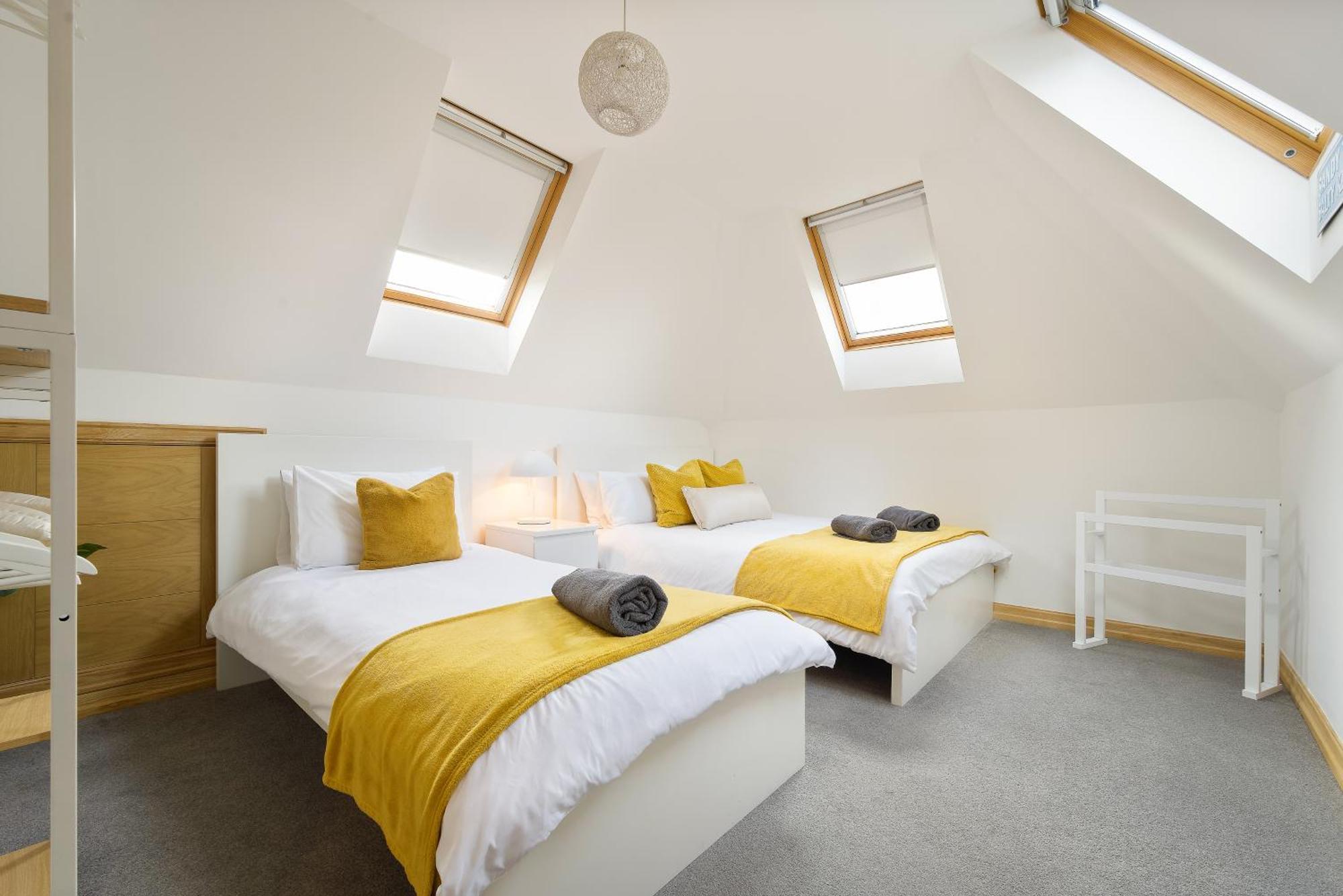 Large, Newly Renovated, Three Bedroom Town Centre Split Level With Free Parking, Sleeps Seven - Walking Distance To *