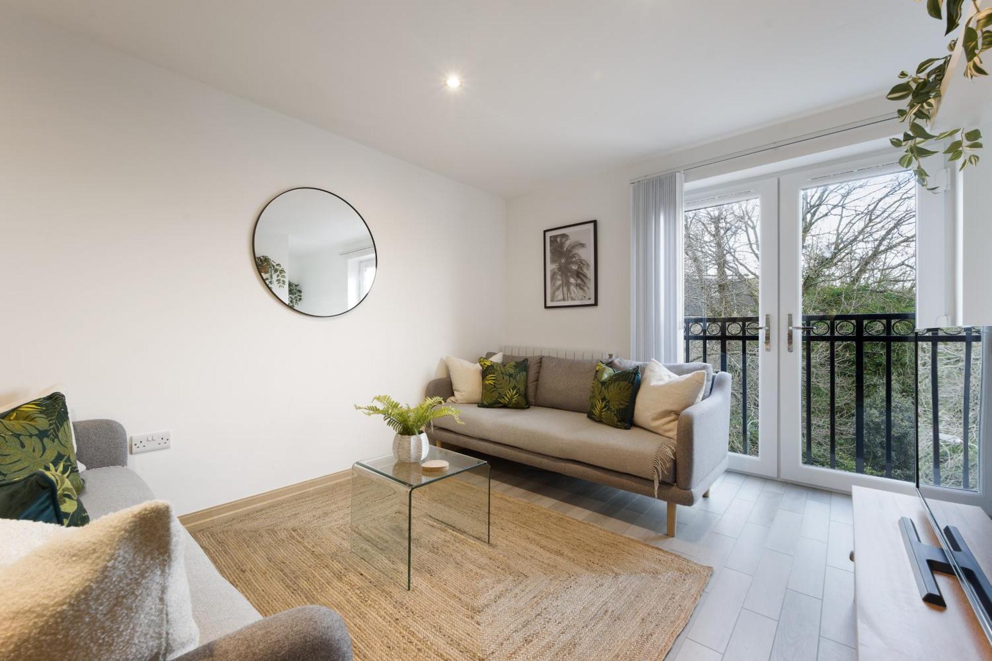 Large, Newly Renovated, Three Bedroom Town Centre Split Level With Free Parking, Sleeps Seven - Walking Distance To Appartement