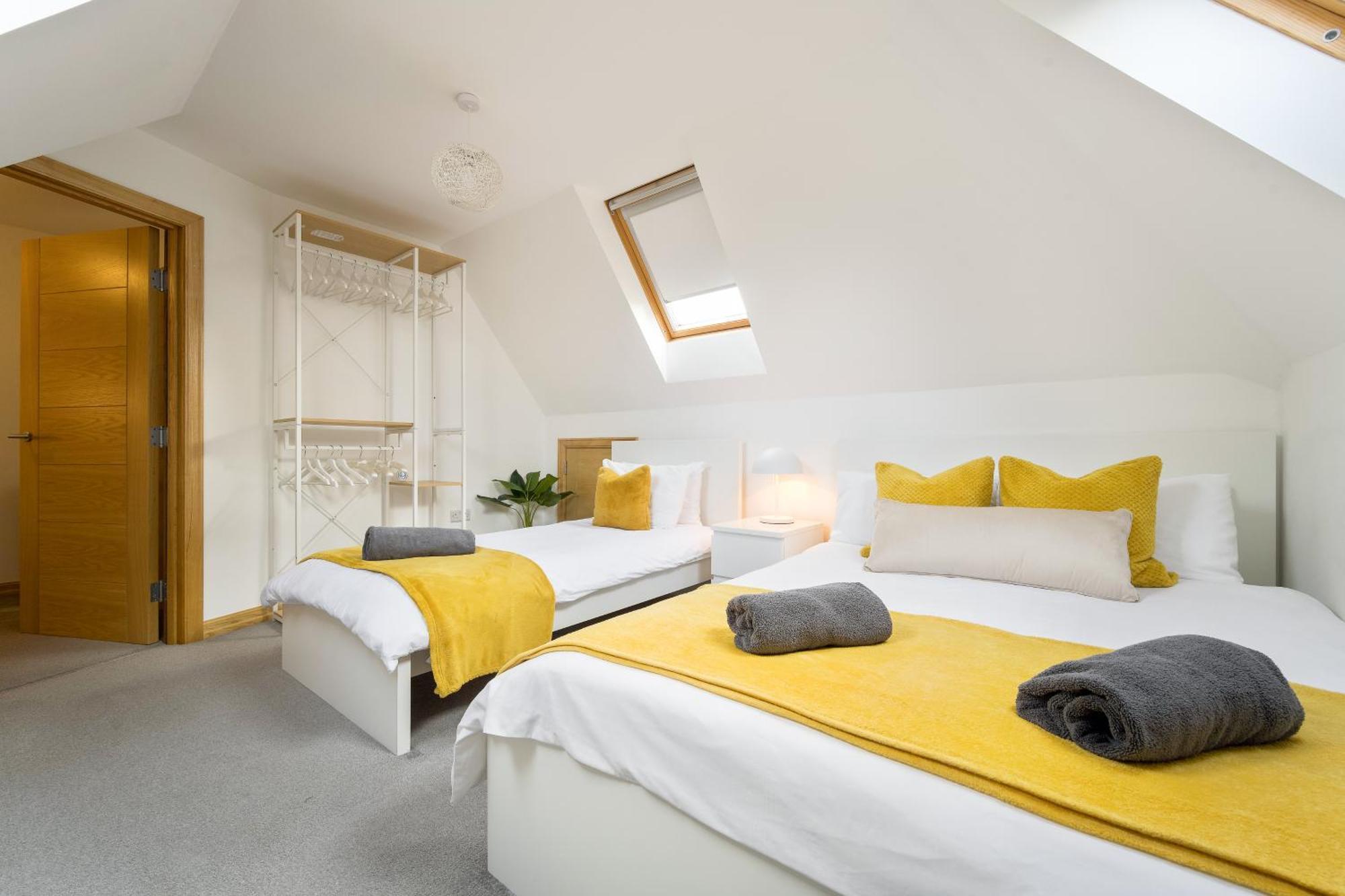 Appartement Large, Newly Renovated, Three Bedroom Town Centre Split Level With Free Parking, Sleeps Seven - Walking Distance To Bournemouth