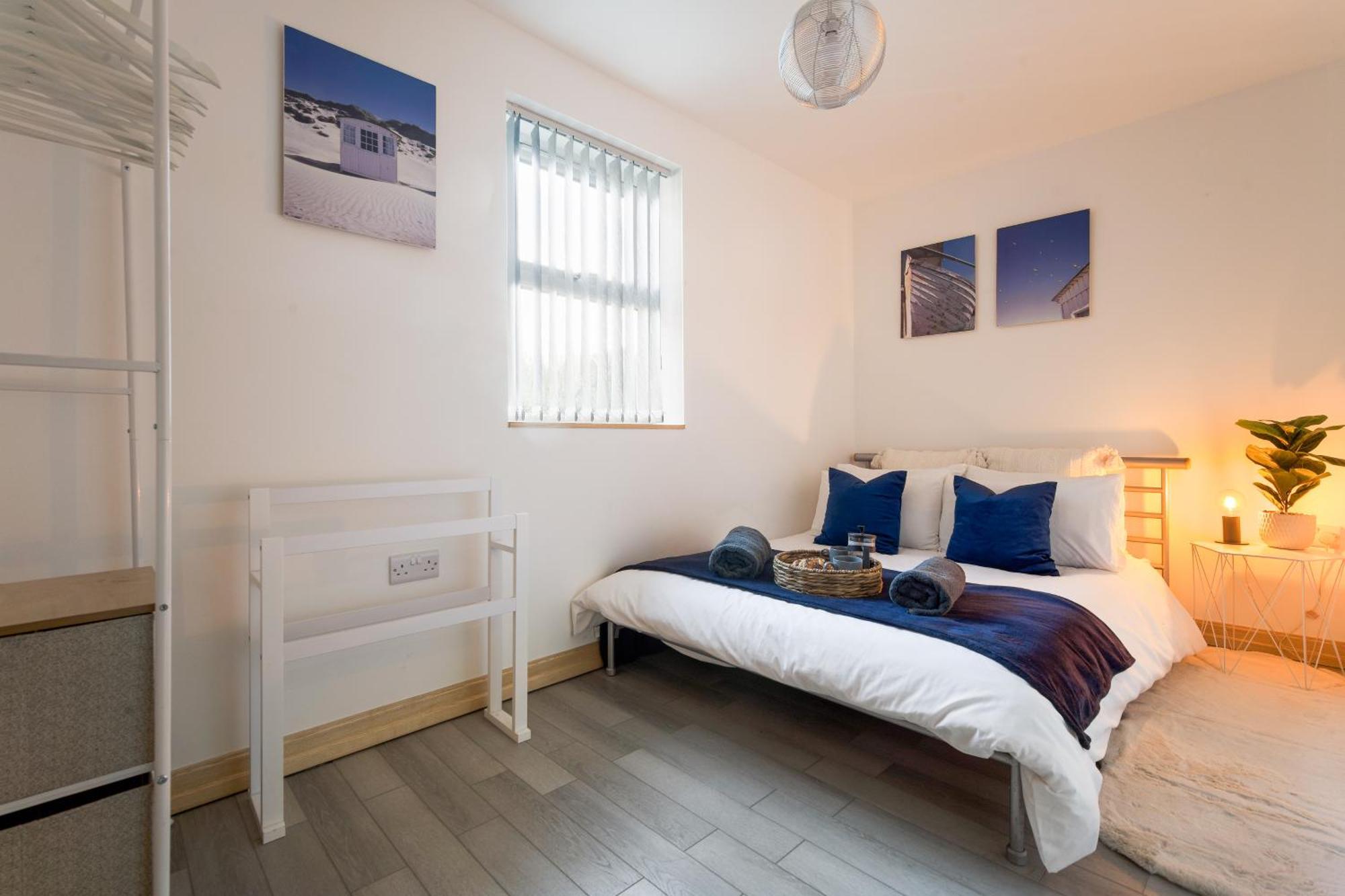 Large, Newly Renovated, Three Bedroom Town Centre Split Level With Free Parking, Sleeps Seven - Walking Distance To * Bournemouth