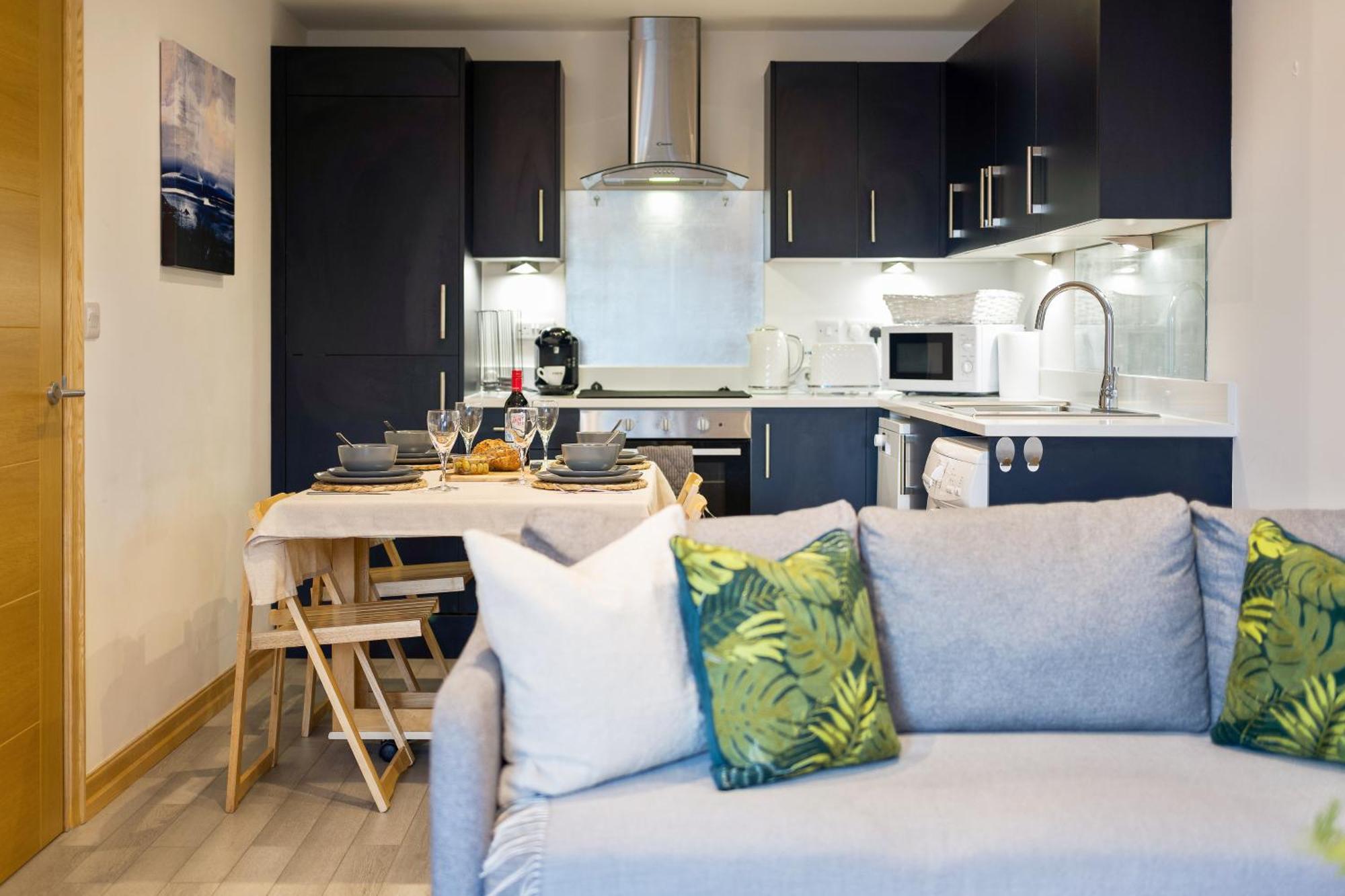 Large, Newly Renovated, Three Bedroom Town Centre Split Level With Free Parking, Sleeps Seven - Walking Distance To Appartement Bournemouth