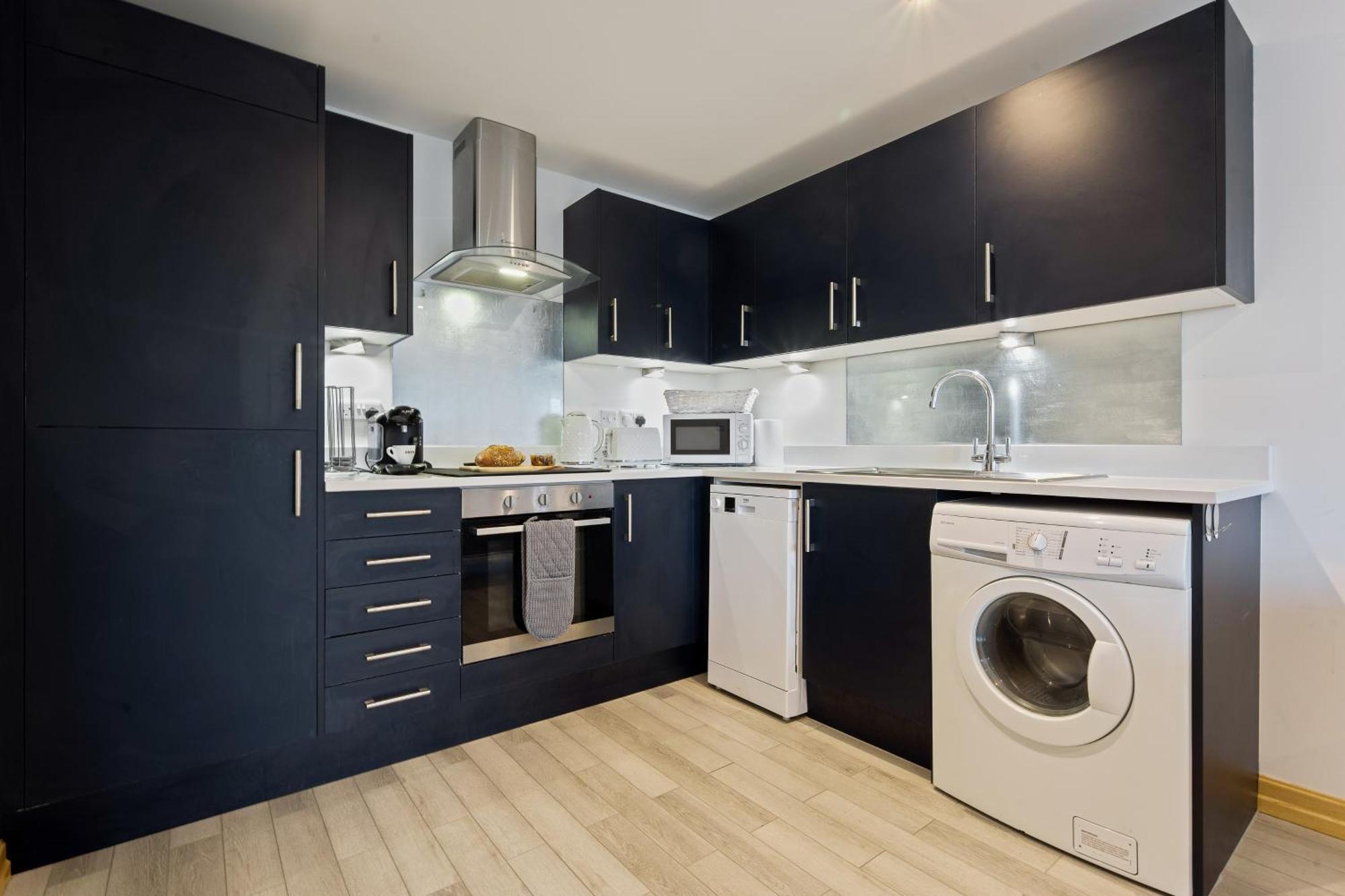 Large, Newly Renovated, Three Bedroom Town Centre Split Level With Free Parking, Sleeps Seven - Walking Distance To Appartement Bournemouth