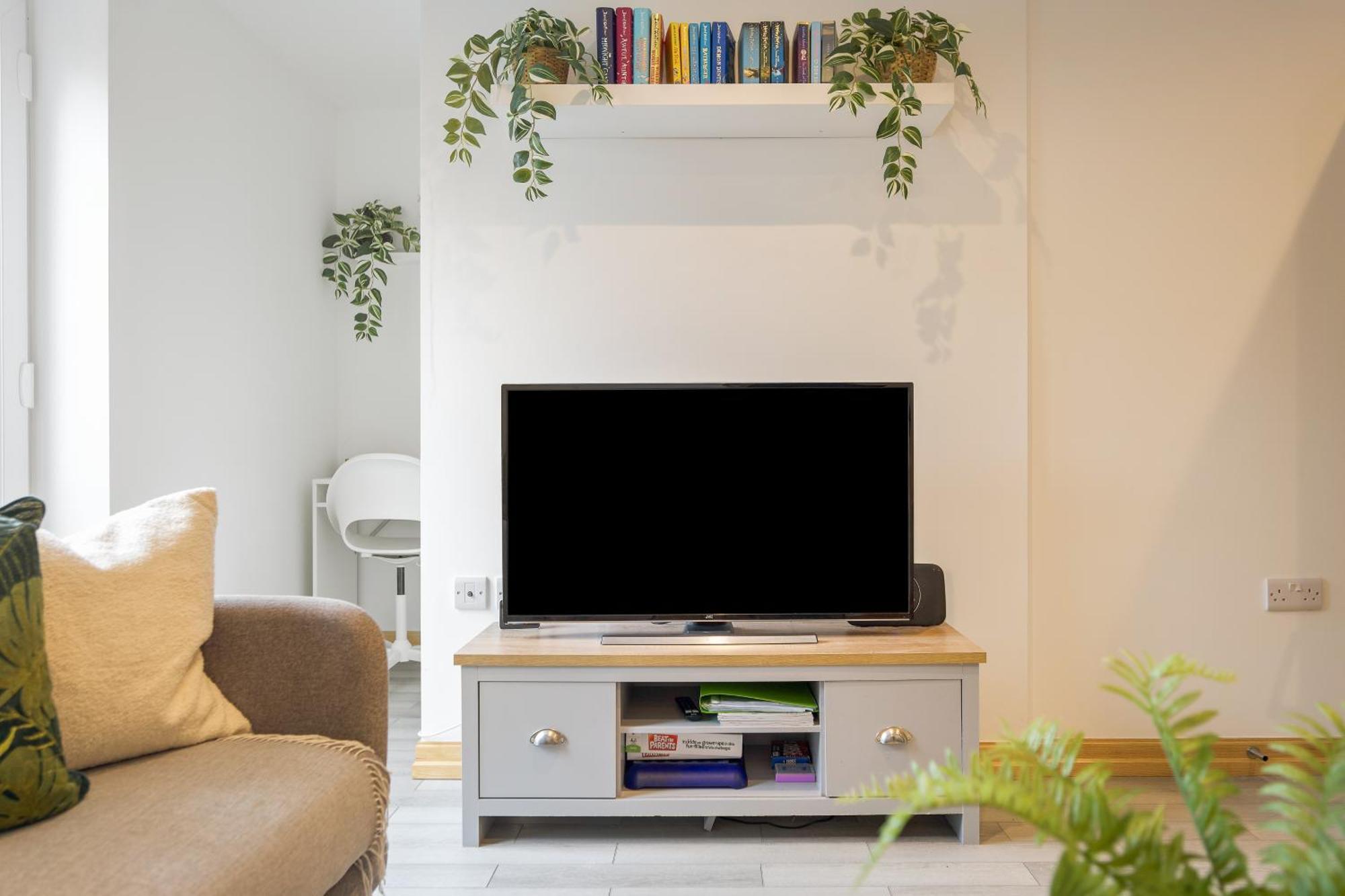 Large, Newly Renovated, Three Bedroom Town Centre Split Level With Free Parking, Sleeps Seven - Walking Distance To Appartement Bournemouth