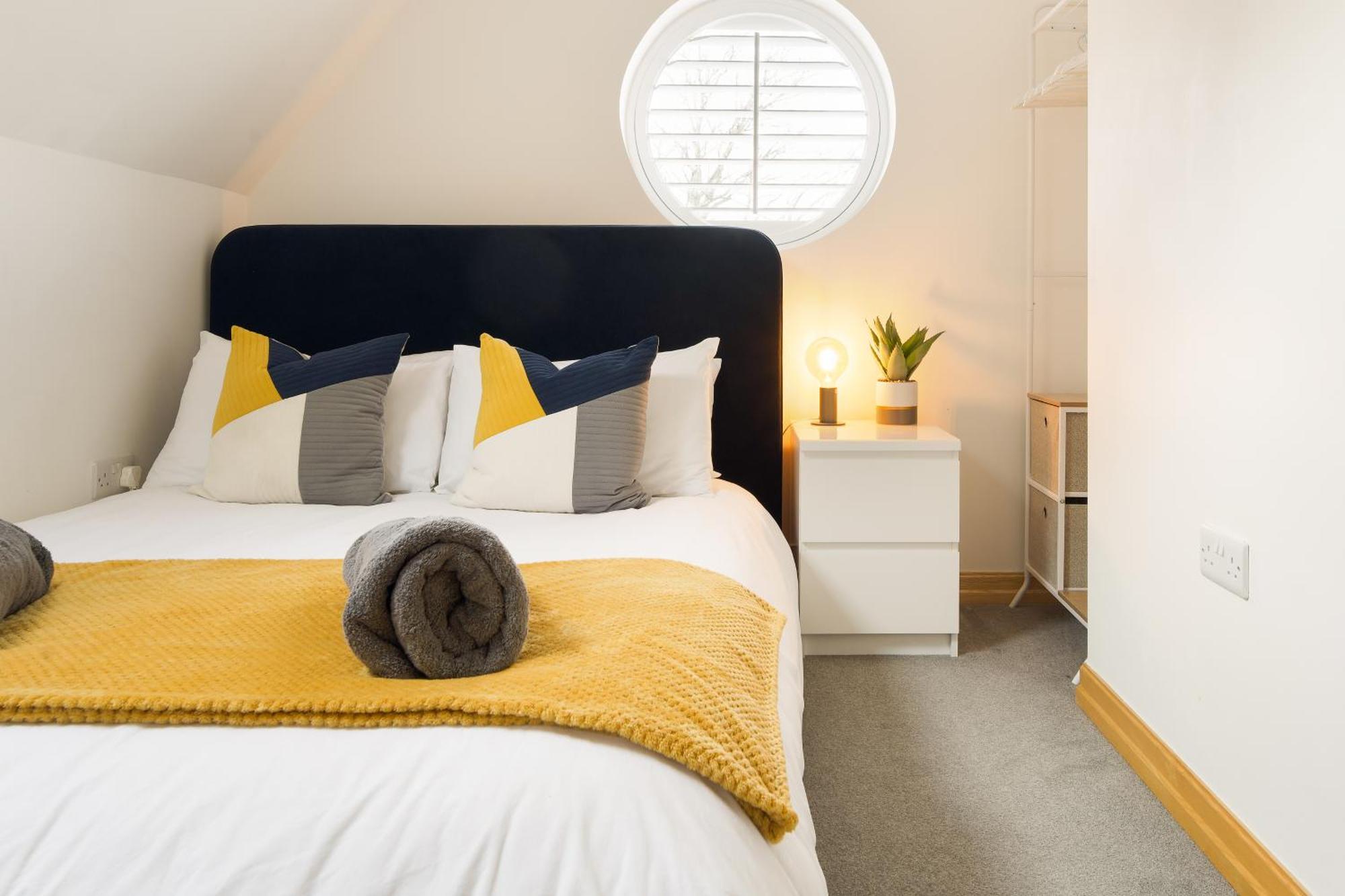 Large, Newly Renovated, Three Bedroom Town Centre Split Level With Free Parking, Sleeps Seven - Walking Distance To * Bournemouth