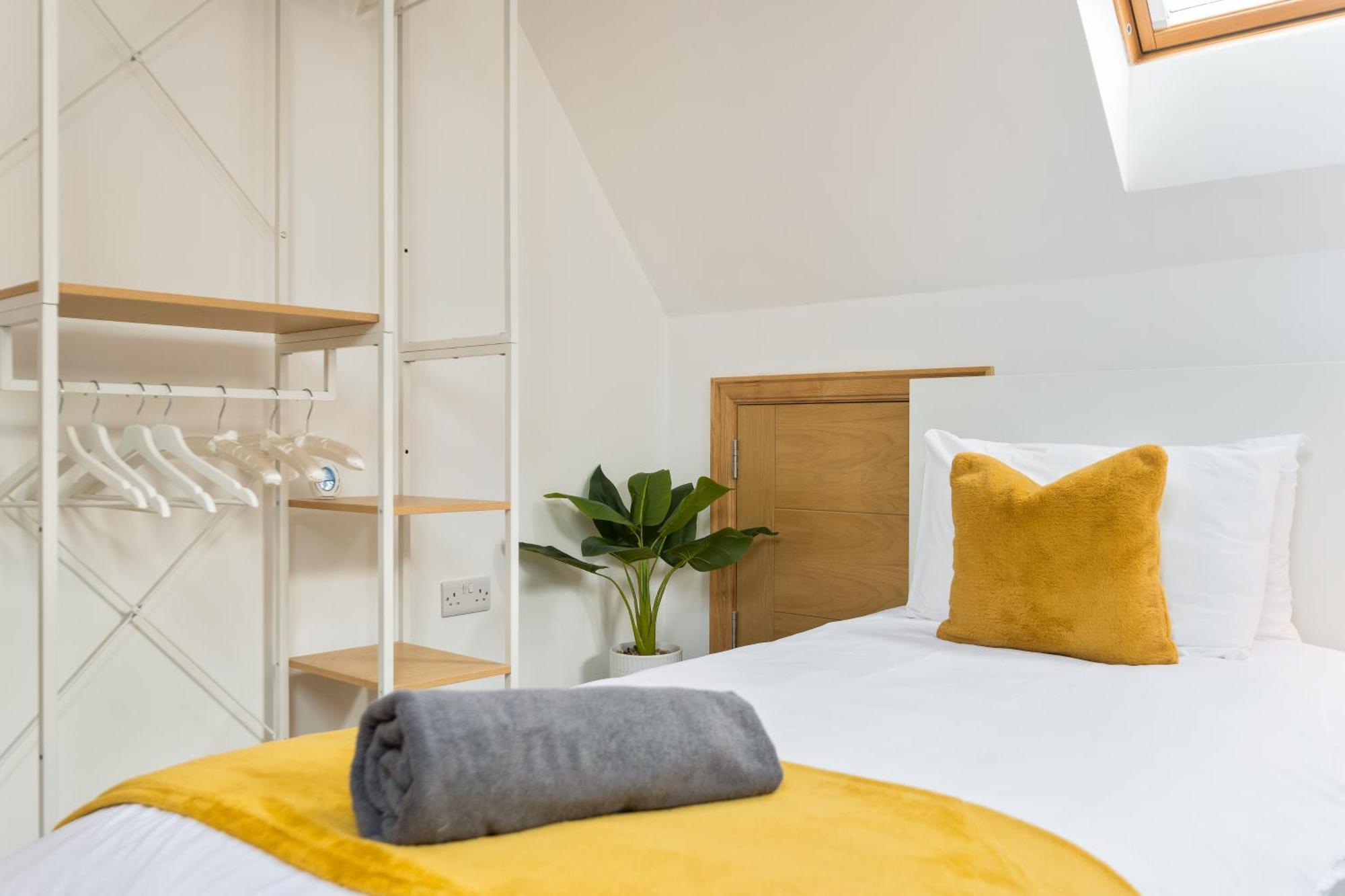 Appartement Large, Newly Renovated, Three Bedroom Town Centre Split Level With Free Parking, Sleeps Seven - Walking Distance To Bournemouth