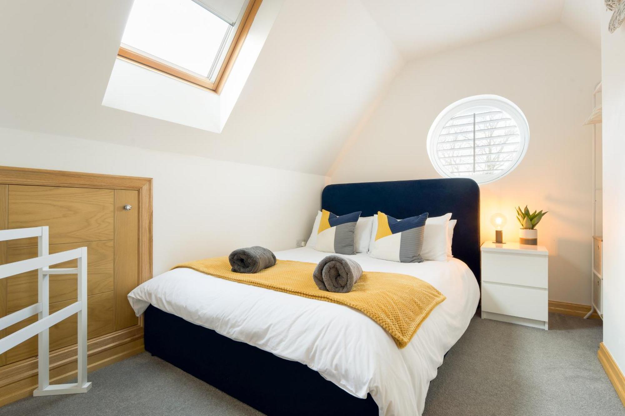 Large, Newly Renovated, Three Bedroom Town Centre Split Level With Free Parking, Sleeps Seven - Walking Distance To * Bournemouth