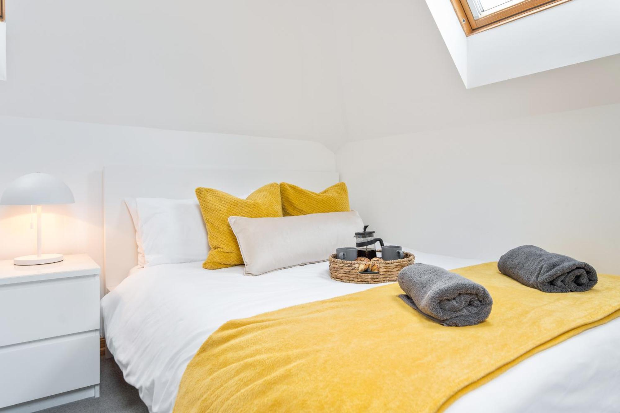 Large, Newly Renovated, Three Bedroom Town Centre Split Level With Free Parking, Sleeps Seven - Walking Distance To Bournemouth