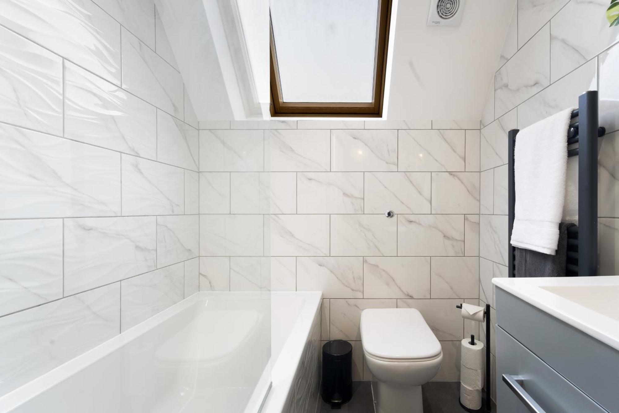 Large, Newly Renovated, Three Bedroom Town Centre Split Level With Free Parking, Sleeps Seven - Walking Distance To Appartement *