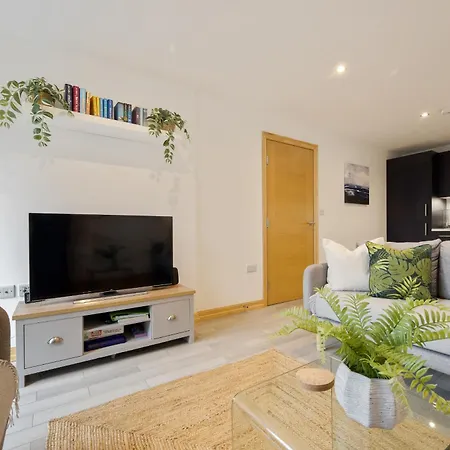 Seaside Town Centre Triplex: Spacious Retreat with Parking Bournemouth Exterior photo
