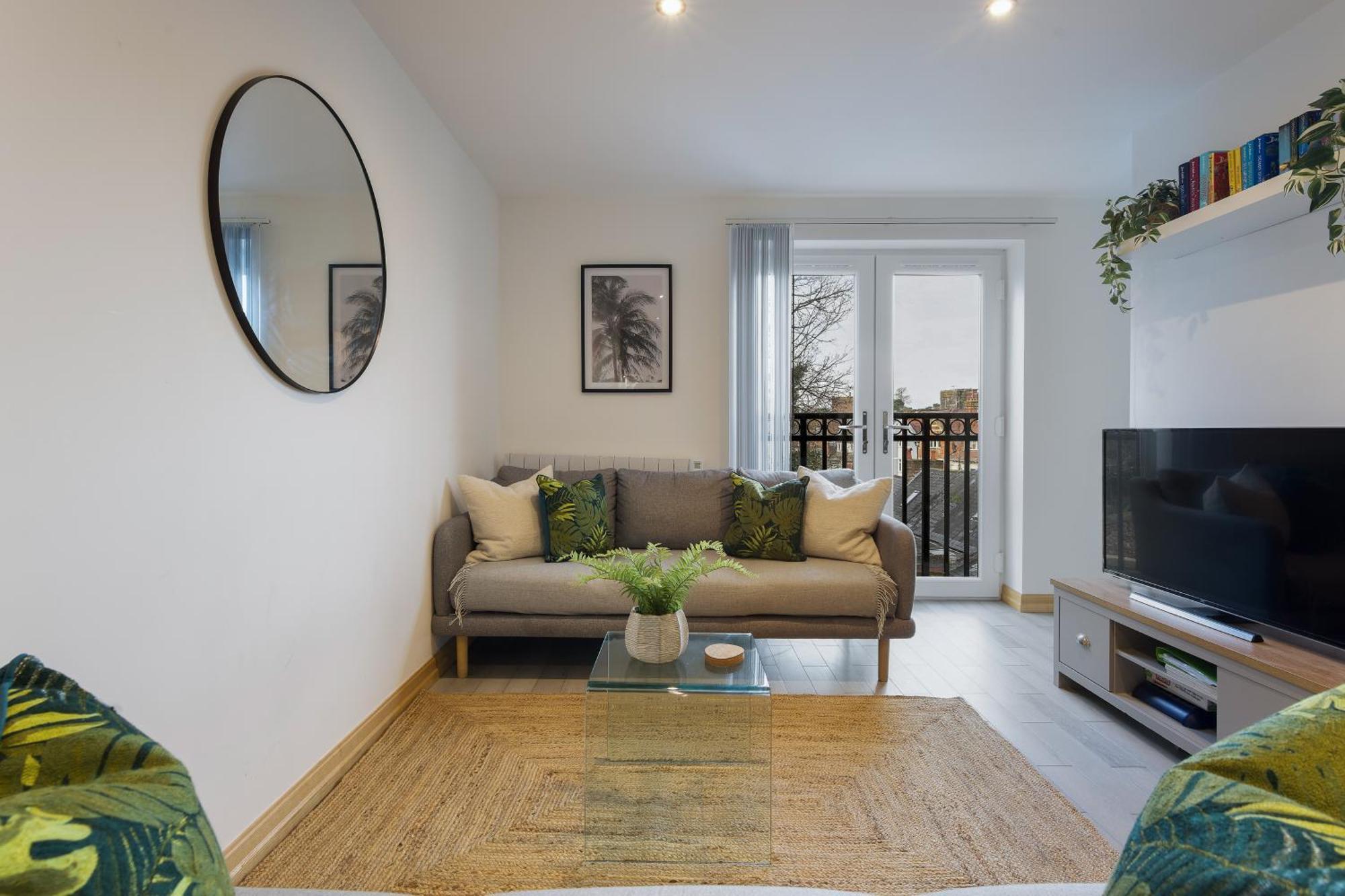 Large, Newly Renovated, Three Bedroom Town Centre Split Level With Free Parking, Sleeps Seven - Walking Distance To Апартаменты *