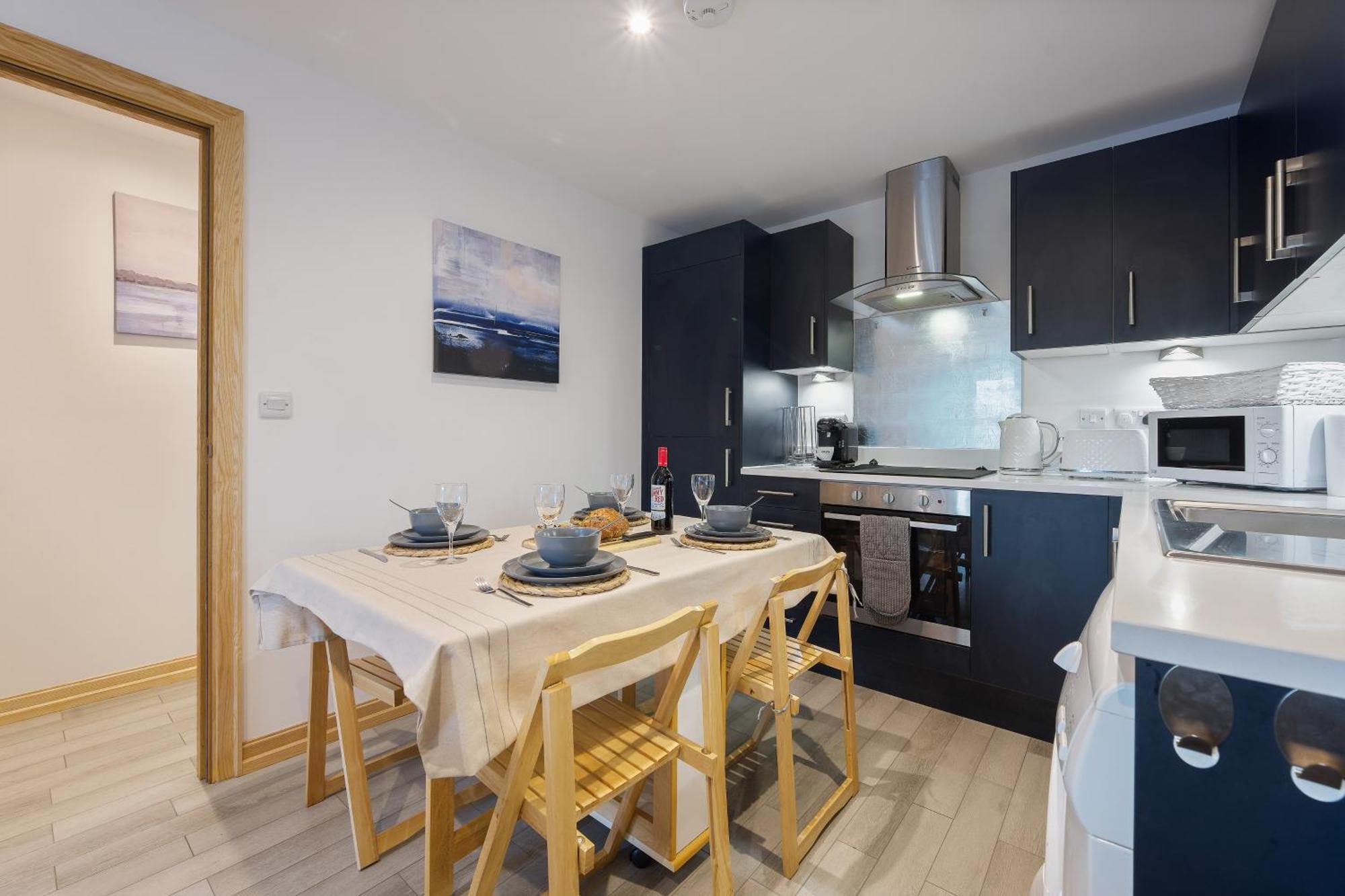 Large, Newly Renovated, Three Bedroom Town Centre Split Level With Free Parking, Sleeps Seven - Walking Distance To Борнмут