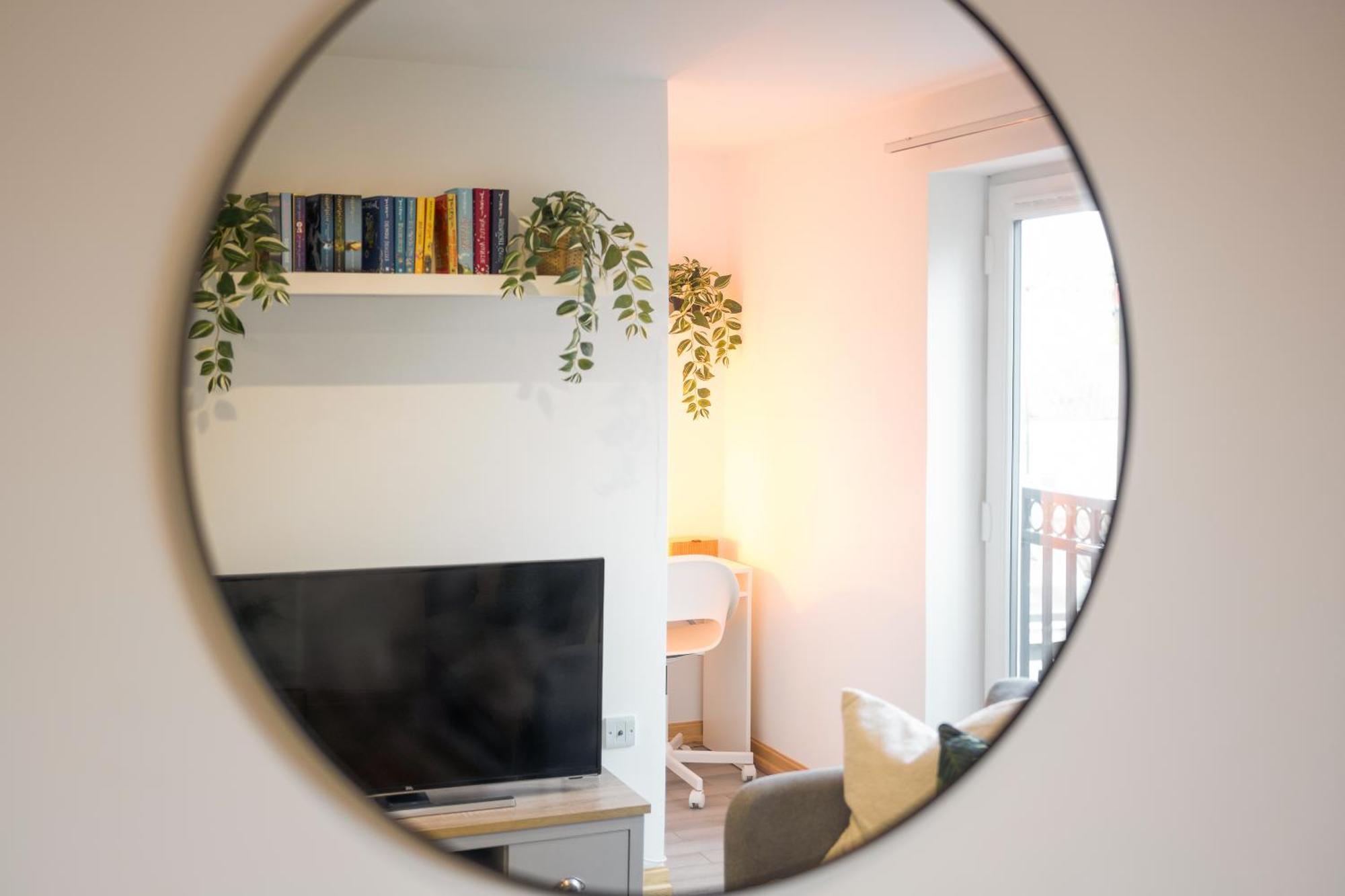 Апартаменты Large, Newly Renovated, Three Bedroom Town Centre Split Level With Free Parking, Sleeps Seven - Walking Distance To