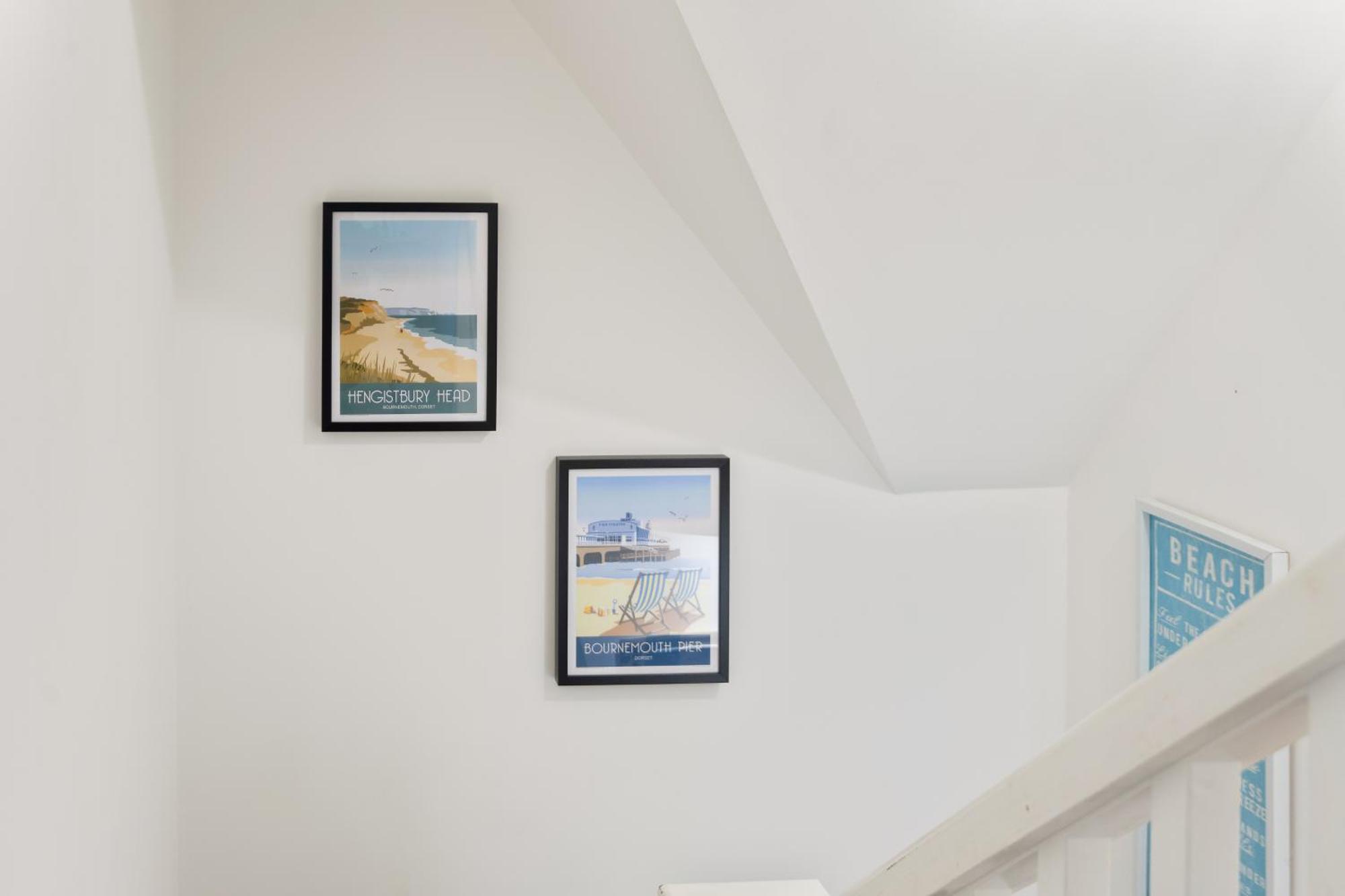 Large, Newly Renovated, Three Bedroom Town Centre Split Level With Free Parking, Sleeps Seven - Walking Distance To * Борнмут