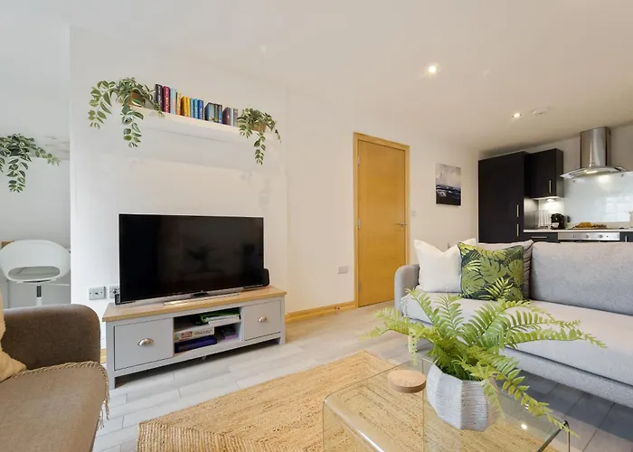 Large, Newly Renovated, Three Bedroom Town Centre Split Level Apartment With Free Parking, Sleeps Seven - Walking Distance To Beach
