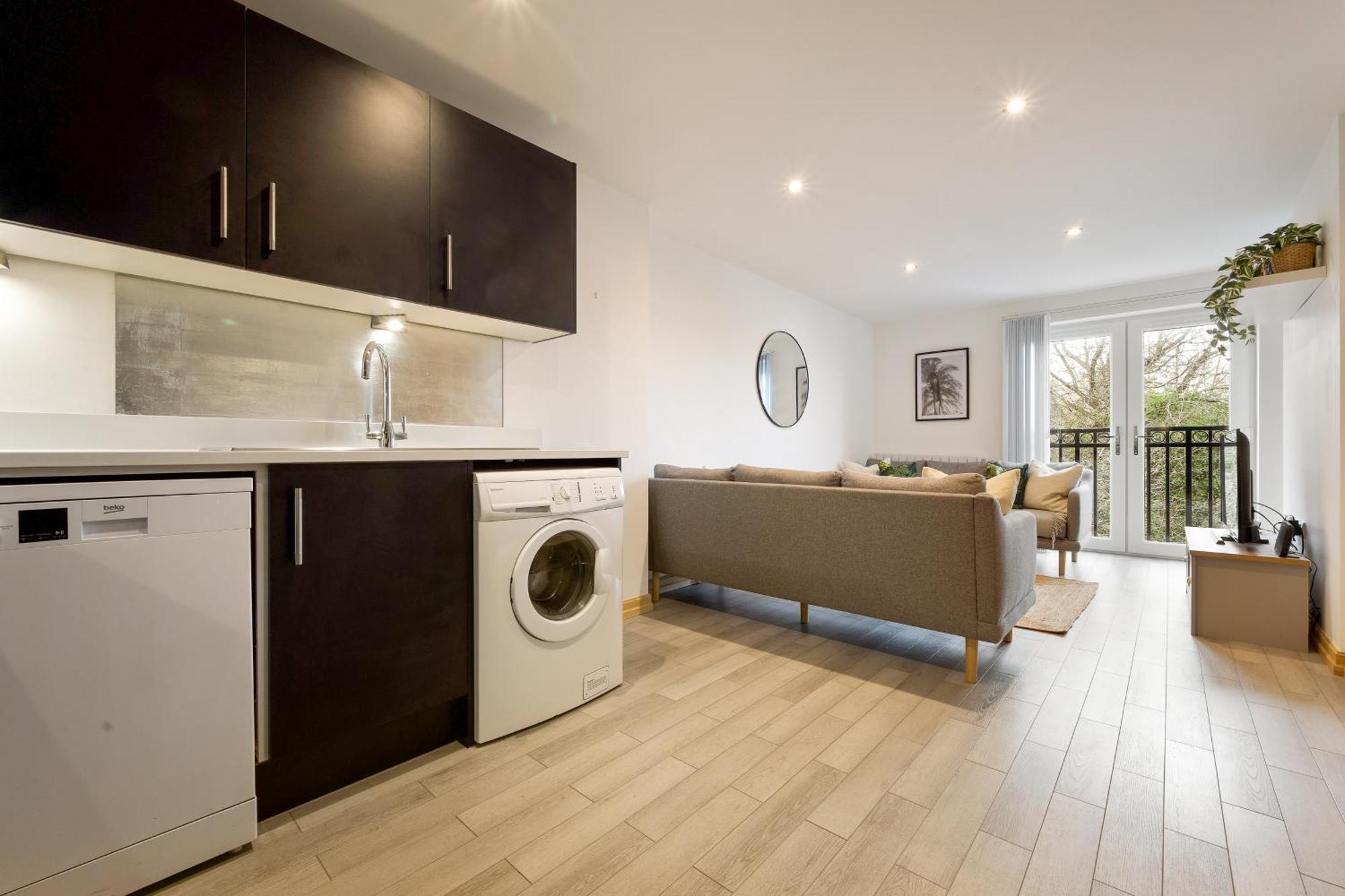 Apartment Seaside Town Centre Triplex: Spacious Retreat With Parking *